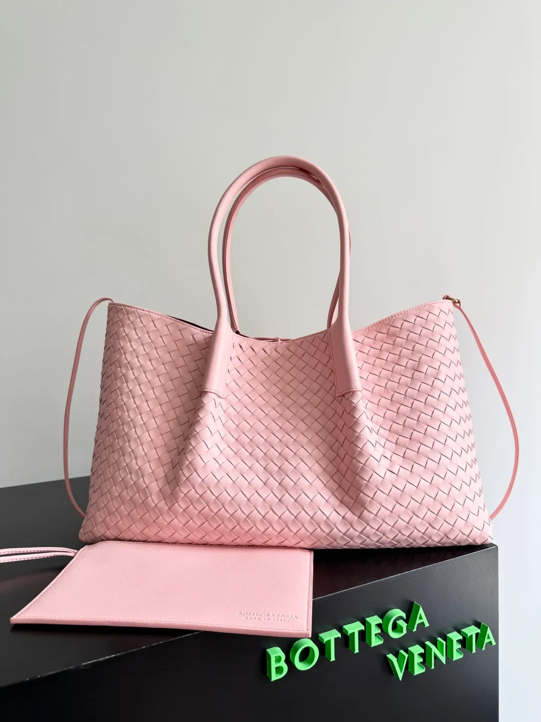 Batch 2660 Bottega Veneta 2025 new product PINACOTECA bag, iconic weaving process, skillfully crafted with 10mm Intrecciato process and equipped with suede lining. Four small strips of leather add character to the design and make the bag more stable. Relaxed yet sophisticated, casual yet refined, suede lining and double-sided design, suitable for shoulder and hand carry. The four straps can be adjusted into different shapes. One pack can be switched between two uses, easily integrating into your daily rhythm. Style number: 817166 Size: 43*23*17.5cm
